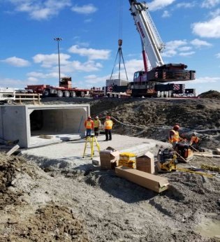Concrete box duct construction with crane support